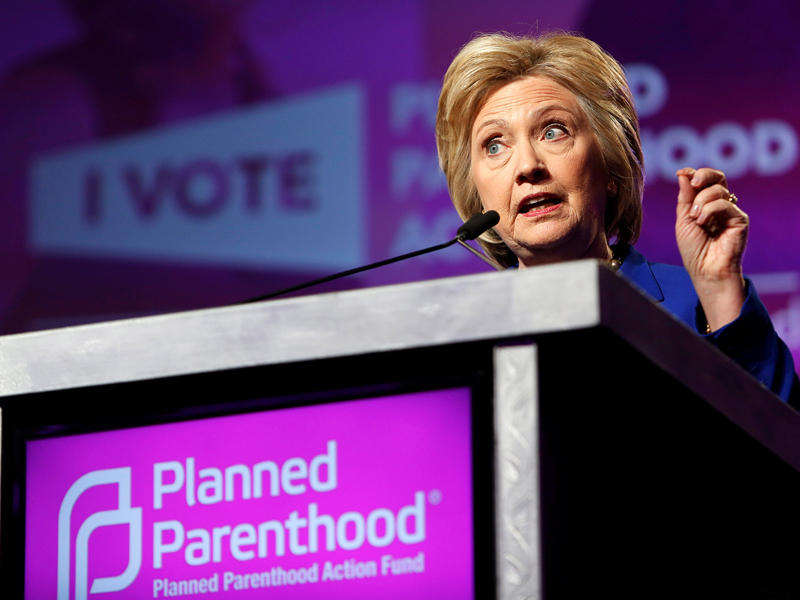 كلينتون تلقي كلمتها أمام منظمة «بلاند بيرانتهود»