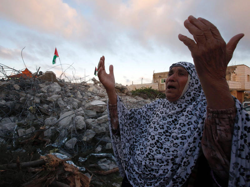 جدة مراد ادعيس أمام المنزل