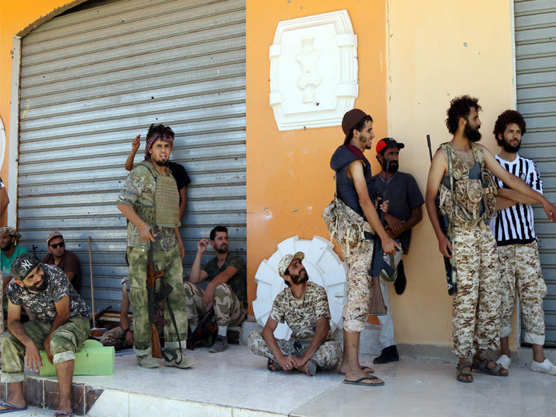 مقاتلون موالون لحكومة الوفاق خلال معارك داخل سرت