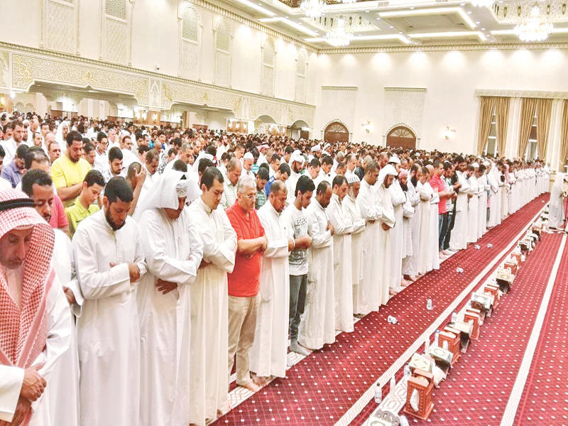 صلاة التراويح في مركز جابر العلي