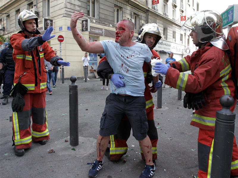 جانب من أحداث العنف التي سبقت مباراة منتخبي إنجلترا وروسيا أمس