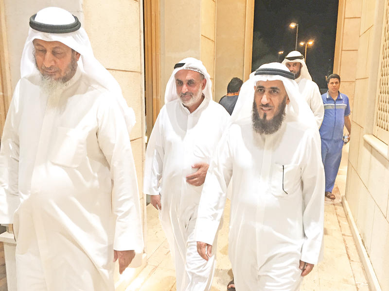 عمادي أثناء زيارته إلى مسجد الراشد