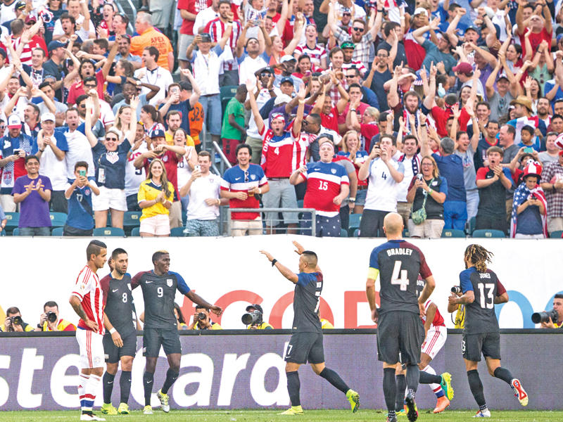 فرحة لاعبي المنتخب الأميركي بعد إحراز هدف في مرمى باراغواي