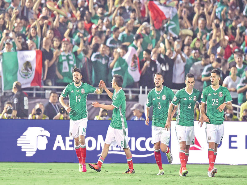 لاعبو المنتخب المكسيكي خلال المباراة الماضية أمام جامايكا