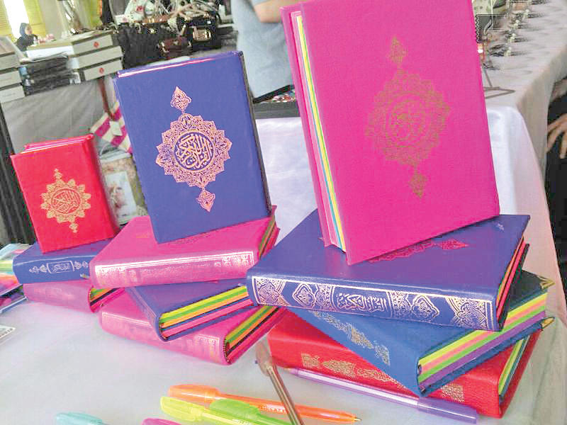 صورة لمصاحف ملونة