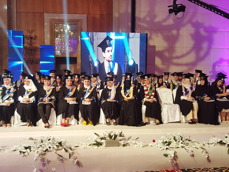 جانب من حفل تخريج الدفعة 32 من طلبة كلية الطب