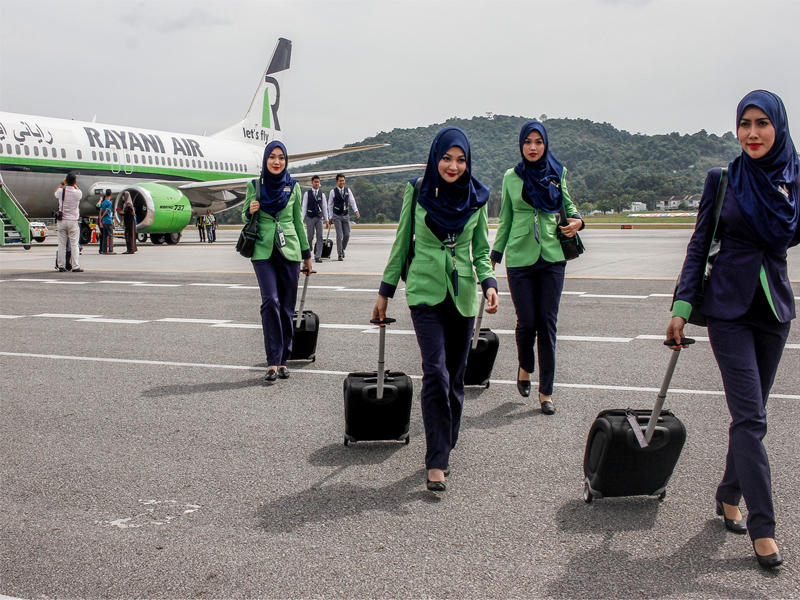 الشركة تستعين بمضيفات محجبات وتقدم وجبات حلال وتمنع استهلاك الكحول