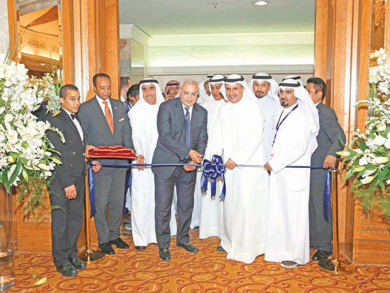 العيسى مفتتحاً معرض الفرص الدراسية 