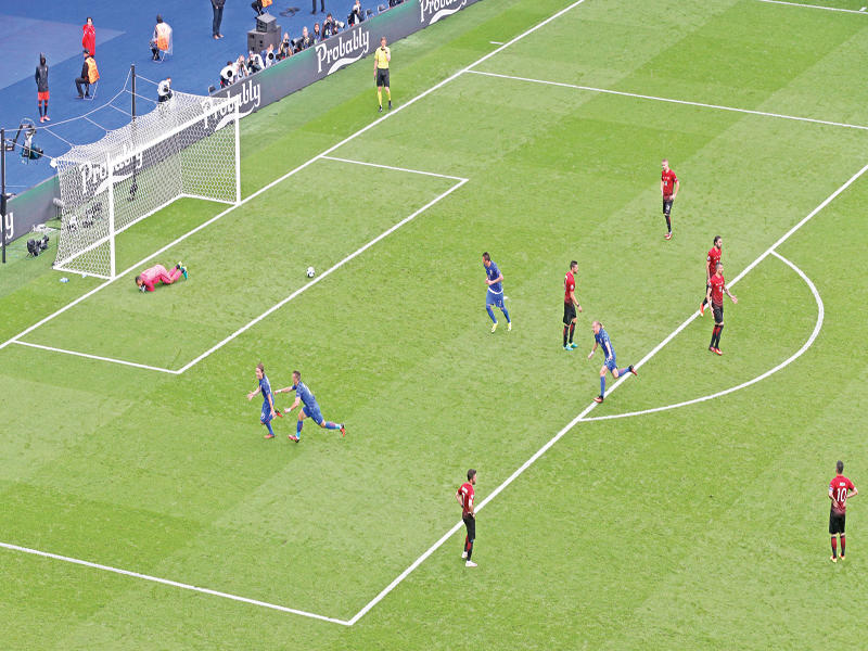 مودريتش نجم كرواتيا يحتفل بعد إحرازه هدفاً في مرمى تركيا