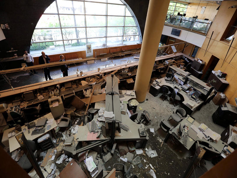 الخراب الذي أحدثه الانفجار داخل مقر بنك لبنان والمهجر كما بدا أمس (رويترز)