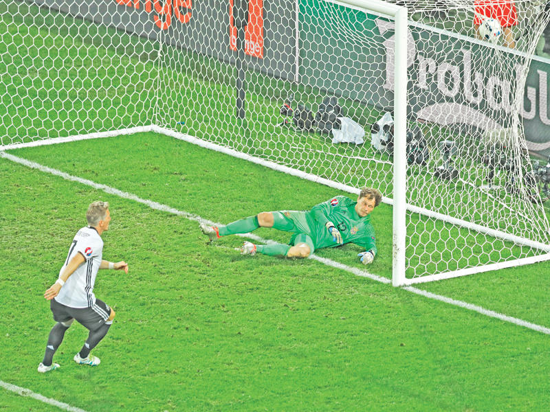 شفاينشتايغر نجم منتخب ألمانيا يحرز هدفه في مرمى أوكرانيا