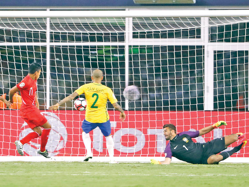 رويدياز نجم منتخب البيرو يسجل هدفه في مرمى البرازيل