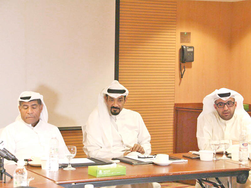 العلي (يمين) مع الردهان والقلاف