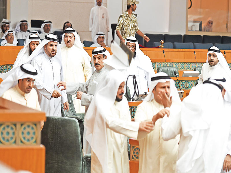 العازمي يصيب الحويلة بلائحة المجلس في جلسة أمس (تصوير عبدالله الخلف)