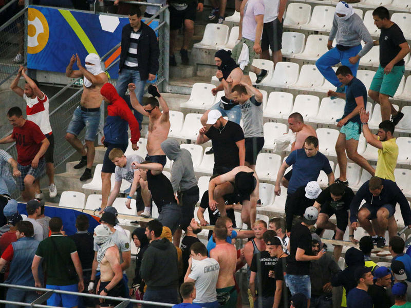 جانب من أعمال الشغب في مباراة روسيا وانجلترا