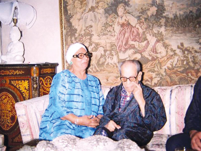 نجيب محفوظ مع زوجتهn