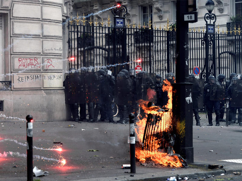 جانب من الاشتباكات بين الأمن الفرنسي والمحتجين