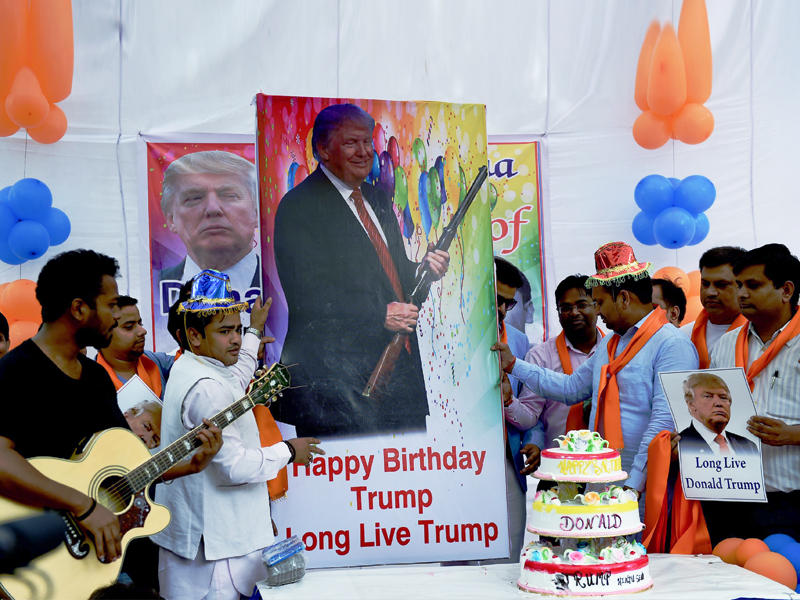 ناشطون في منظمة هندية يمينية متشددة يحتفلون بالعيد الـ 70 لدونالد ترامب في نيو دلهي أمس ( أ ف ب )