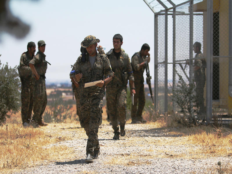 مقاتلو «قسد» ينتشرون في منطقة ريفية غرب منبج أمس الأول (رويترز)