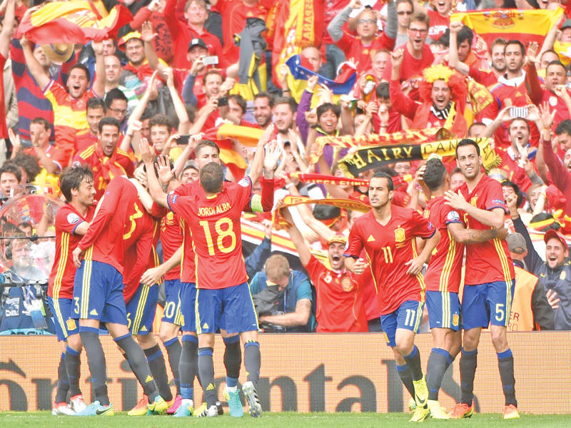 فرحة المنتخب الاسباني بهدف بيكيه