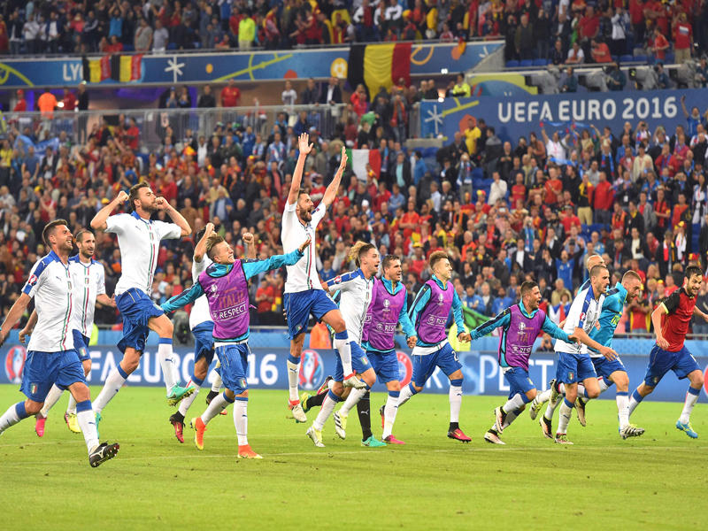 فرحة لاعبي المنتخب الإيطالي بعد الفوز على بلجيكا