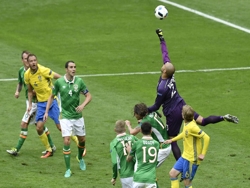 جانب من مباراة السويد وأيرلندا