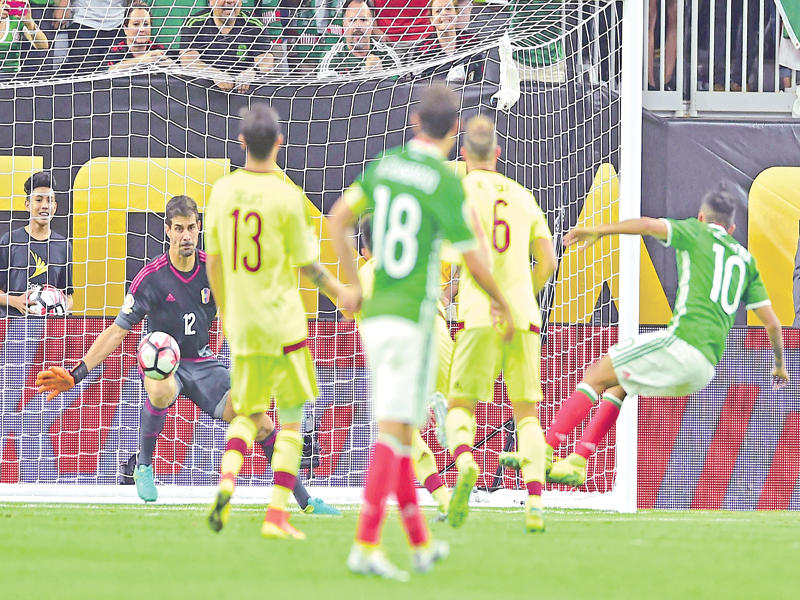 كورونا نجم منتخب المكسيك يحرز هدفه في مرمى فنزويلا