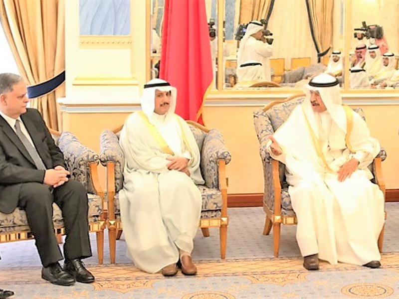رئيس الوزراء البحريني مستقبلاً السفير عزام الصباح
