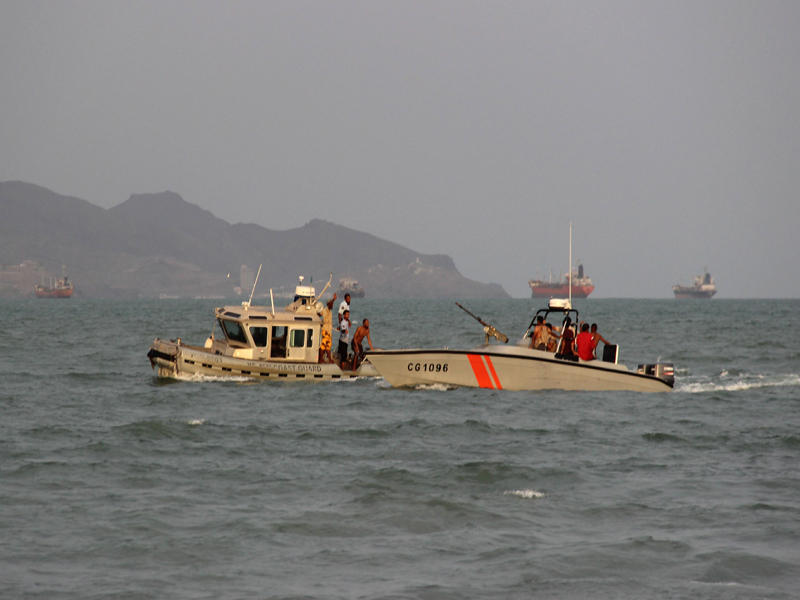 خفر السواحل اليمني يبحث عن حطام المروحية الإماراتية التي تحطمت الاثنين الماضي قبالة سواحل عدن (أ ف ب)