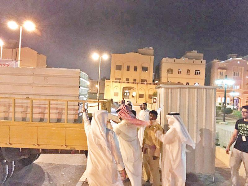 جانب من عملية إزالة «أكشاك» جمع الملابس المخالفة