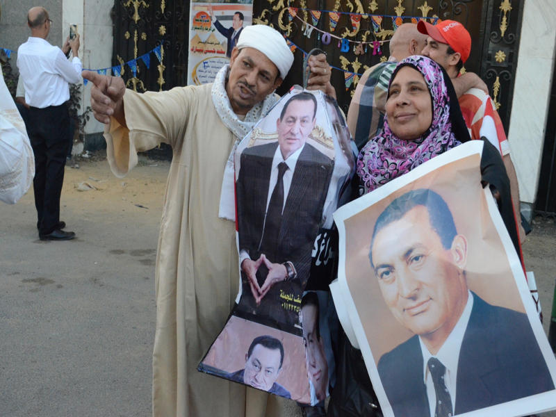 أنصار الرئيس الأسبق حسني مبارك يحتفلون بانتصار العاشر من رمضان أمام مقر إقامته بمستشفى المعادي العسكري جنوب القاهرة أمس الأول (الجريدة)