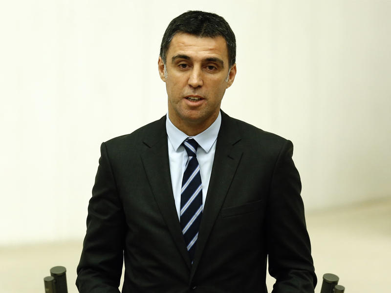 نجم كرة القدم التركي السابق هاكان سوكور