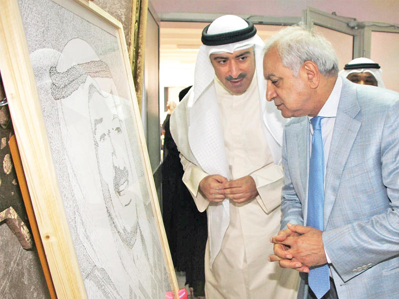 لوحة مرسومة بكلمة صاحب السمو «هذولا عيالي»n