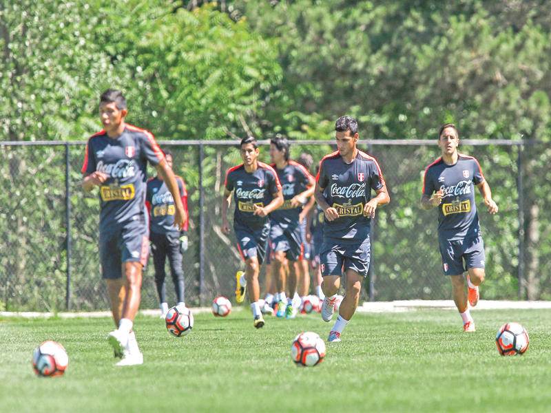 جانب من تدريبات المنتخب البيروفي