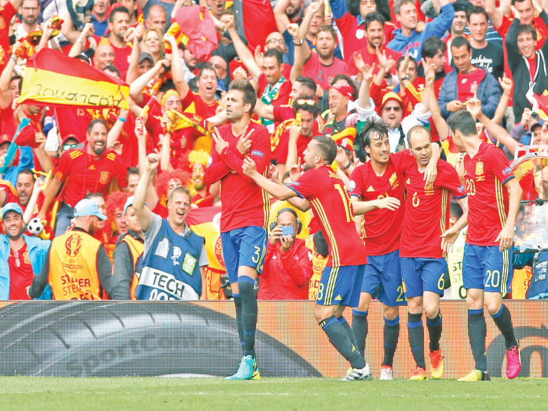 لاعبو المنتخب الإسباني خلال المباراة السابقة أمام التشيك