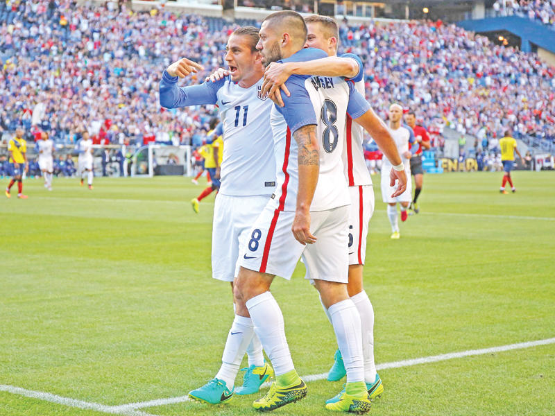 فرحة لاعبي المنتخب الاميركي بعد احراز هدف في مرمى الاكوادور