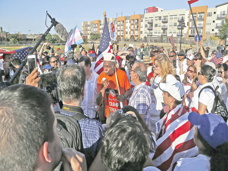 مسيرة لخصوم ترامب في دالاس بتكساس أمس الأول (أ ف ب)