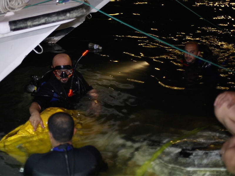 جانب من عملية انتشال القارب