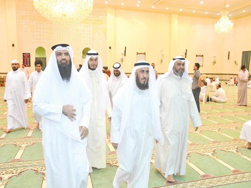 عمادي خلال جولته في مسجد عقلا الظفيري