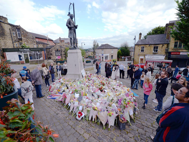 بريطانيون يعبرون عن تضامنهم مع كوكس في ساحة تمثال جوزيف بريسلي، قرب المكان الذي قتلت فيه في بريستال شمال بريطانيا (أ ف ب)