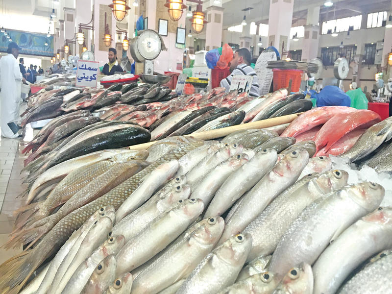 الأسماك كما هي تنتظر المشتري