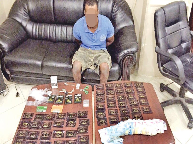 المتهم البدون وأمامه المخدرات وفي الإطار محمد الشرهان