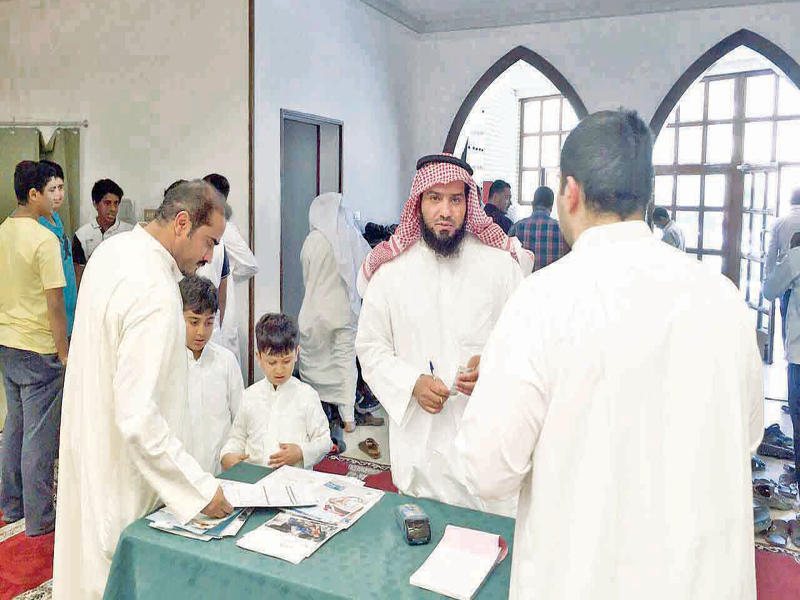 جانب من جمع تبرعات في أحد المساجد (أرشيف)