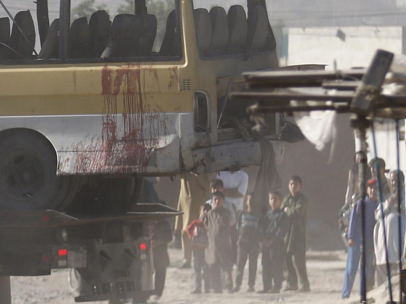 الحافلة التي كانت تقل حراس الأمن النيباليين