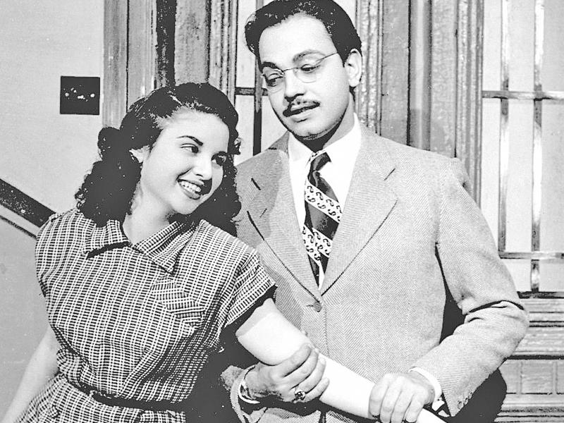 كمال الشناوي وفاتن حمامة في مشهد سينمائي