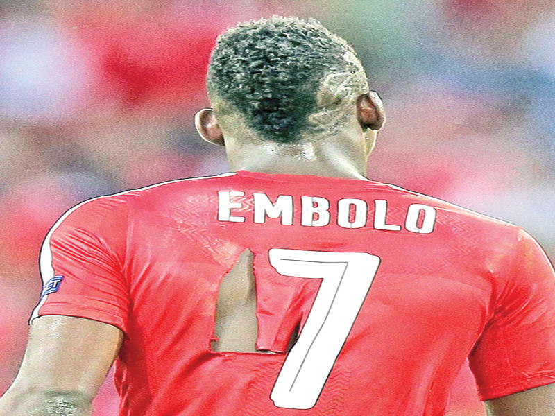 امبولو لاعب المنتخب السويسري ويبدو قميصه ممزقاً