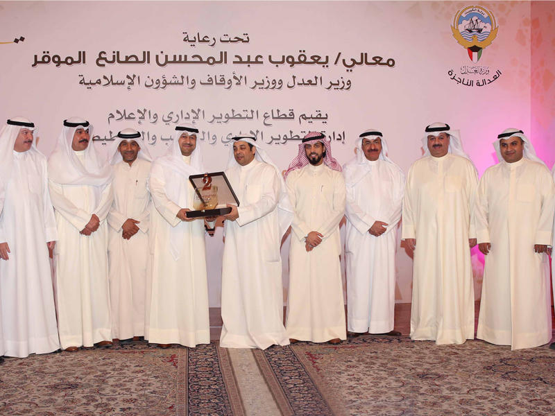 الصانع مكرماً إحدى الإدارات المتميزة