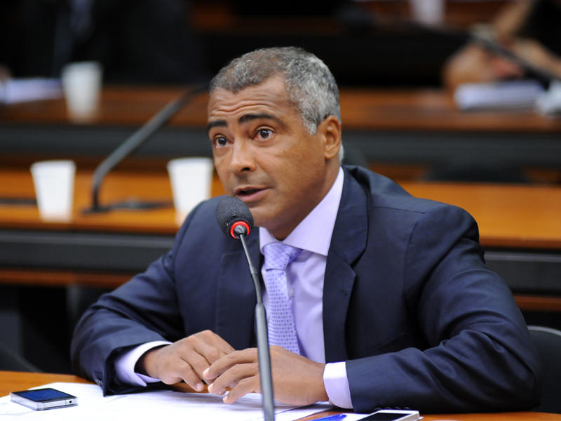 النجم السابق والسيناتور الحالي عن الحزب الاشتراكي روماريو