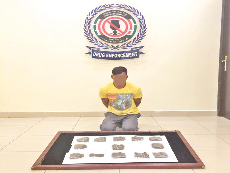 المتهم وأمامه المضبوطات