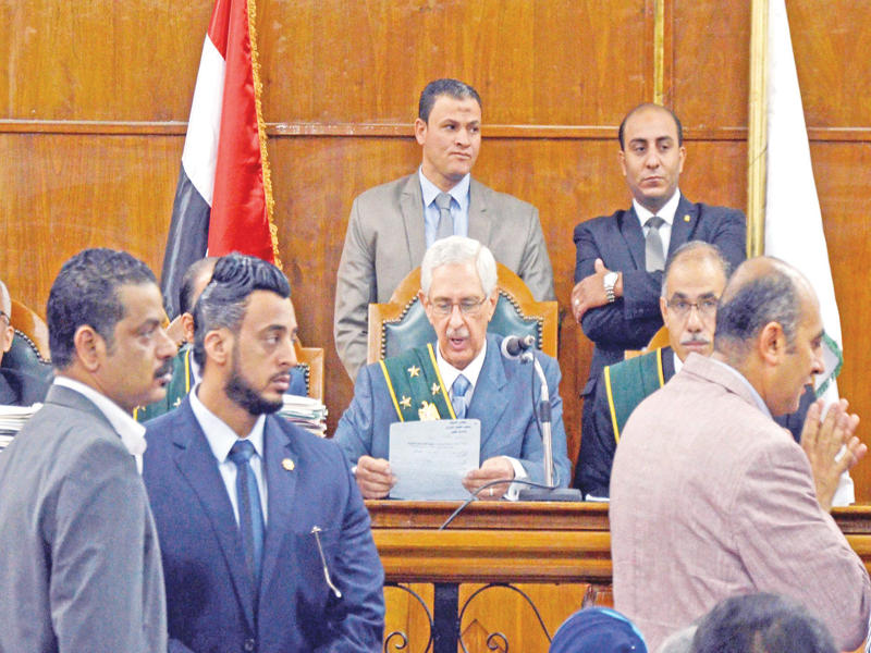 القاضي الدكروري يتلو حكم بطلان اتفاقية الترسيم بحضور مقيم الدعوة والمرشح الرئاسي السابق خالد علي داخل قاعة محكمة مجلس الدولة في القاهرة أمسttttttt         t        (رويترز)